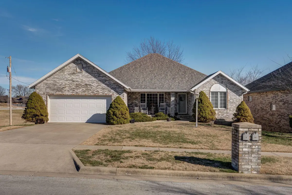 1824 S Oakmont Avenue, Springfield, MO 65809 - #1