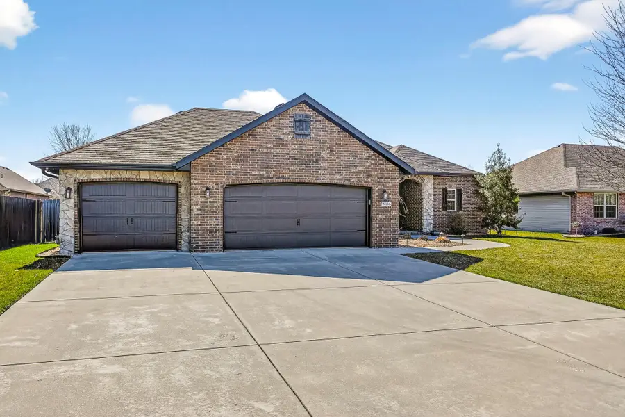 386 E Lombardy Drive, Republic, MO 65738 - #3
