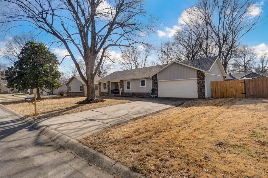 1052 E Oak Tree Lane, Springfield, MO 65810 - #3