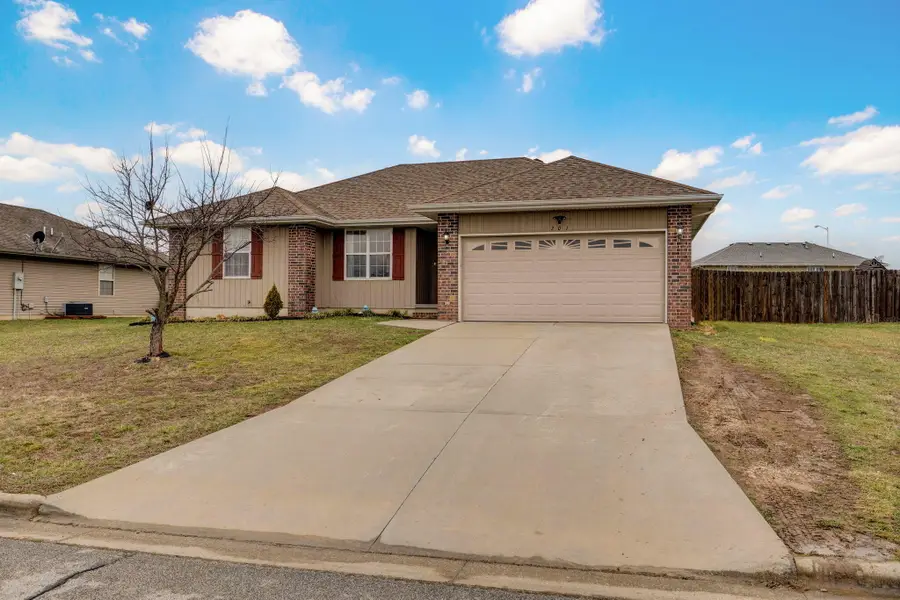 201 N Lake Avenue, Clever, MO 65631 - #3