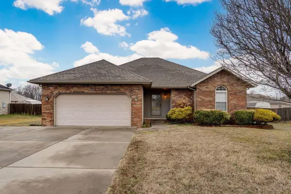 605 S Birchwood Street, Strafford, MO 65757