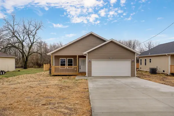 1135 N Dickerson Avenue, Springfield, MO 65803