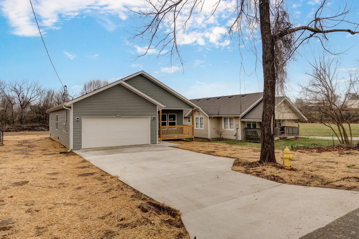 1139 N Dickerson Avenue, Springfield, MO 65803 - #1