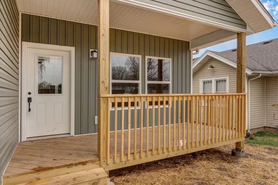 1139 N Dickerson Avenue, Springfield, MO 65803 - #3
