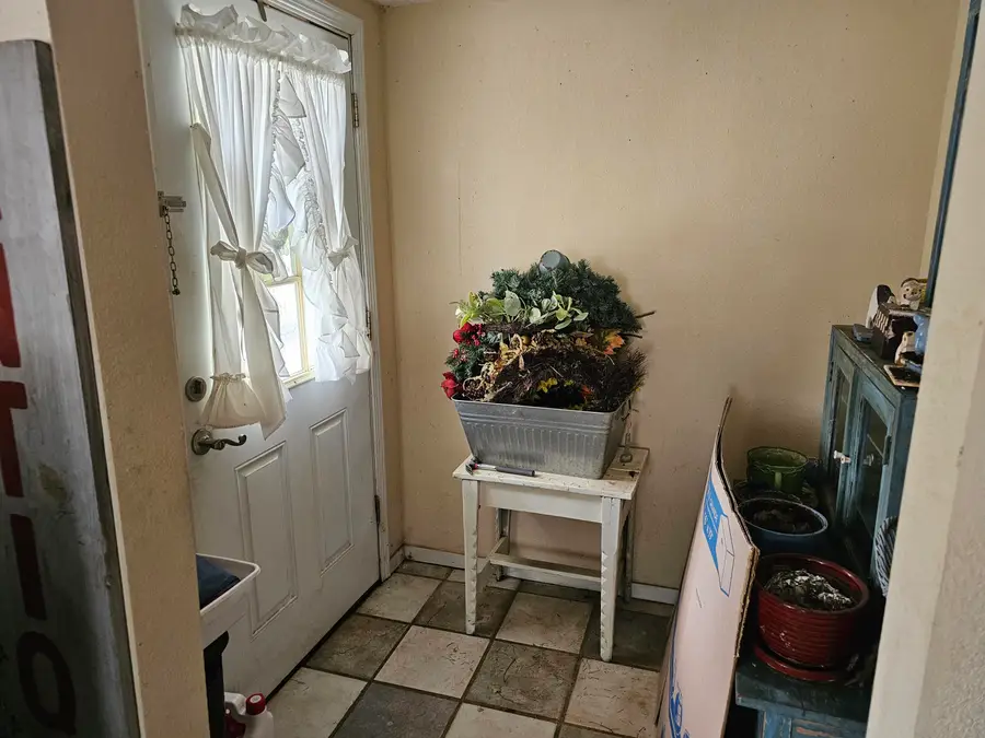 33 W Saint Louis Street, Aurora, MO 65605 - #2