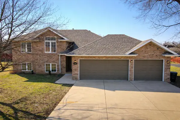 2401 S April Avenue, Springfield, MO 65807
