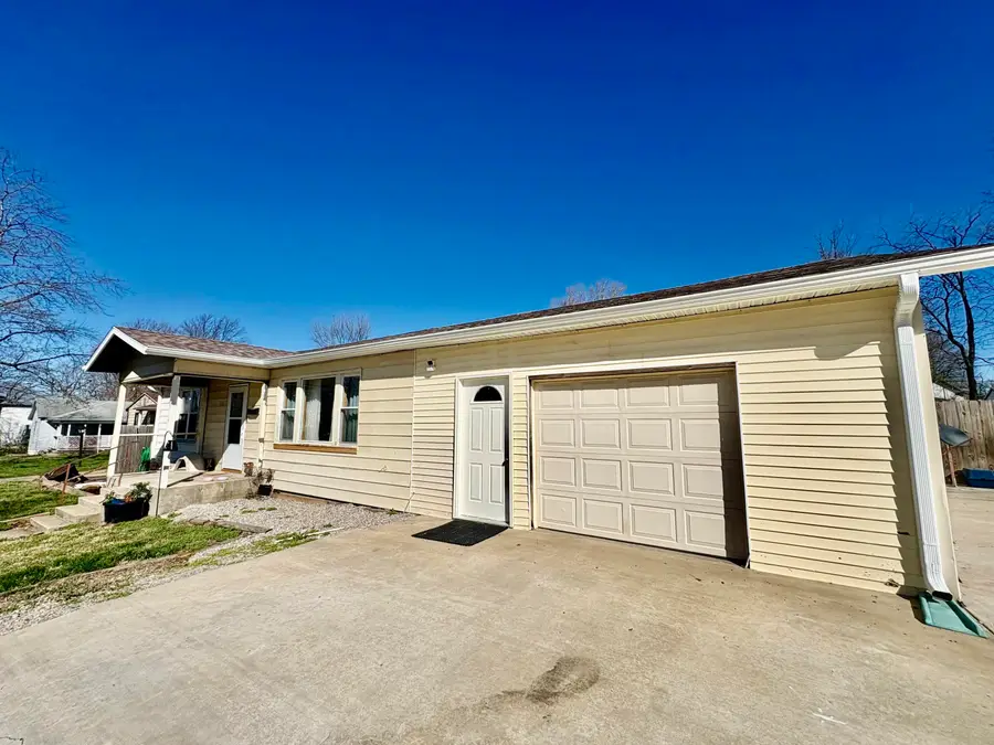 111 W Lee Street, Aurora, MO 65605 - #3