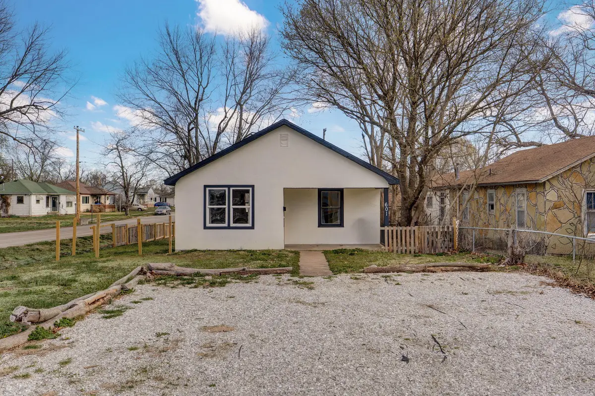 601 E Highland Street, Aurora, MO 65605 - #1