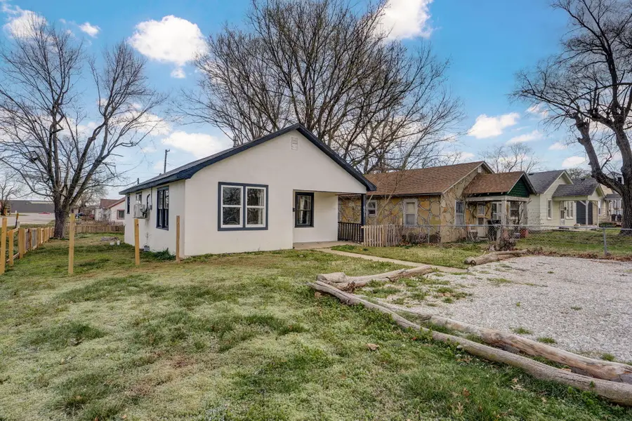 601 E Highland Street, Aurora, MO 65605 - #2