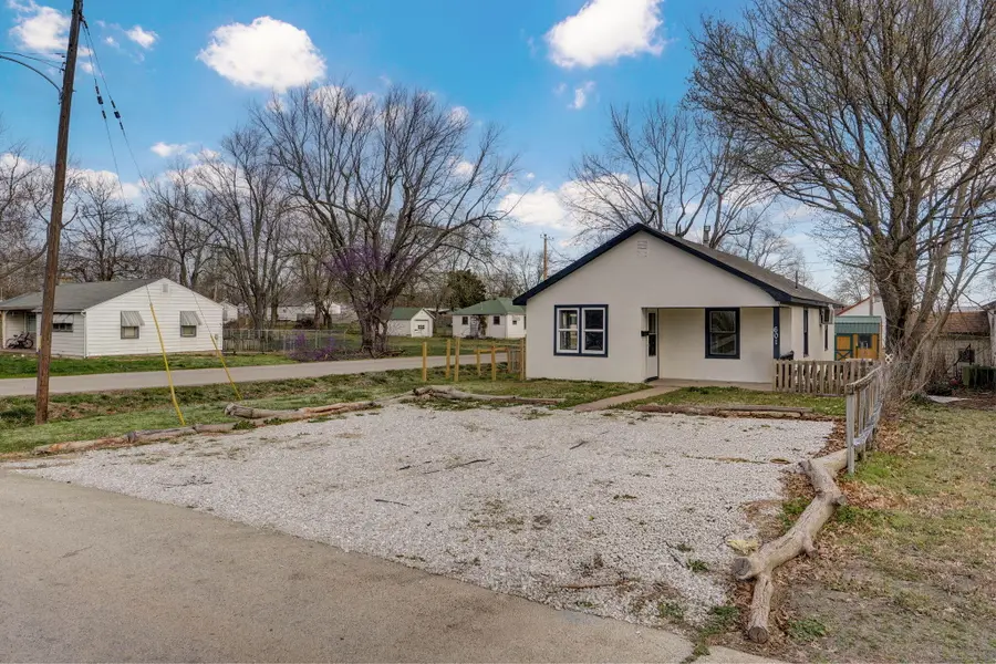 601 E Highland Street, Aurora, MO 65605 - #3