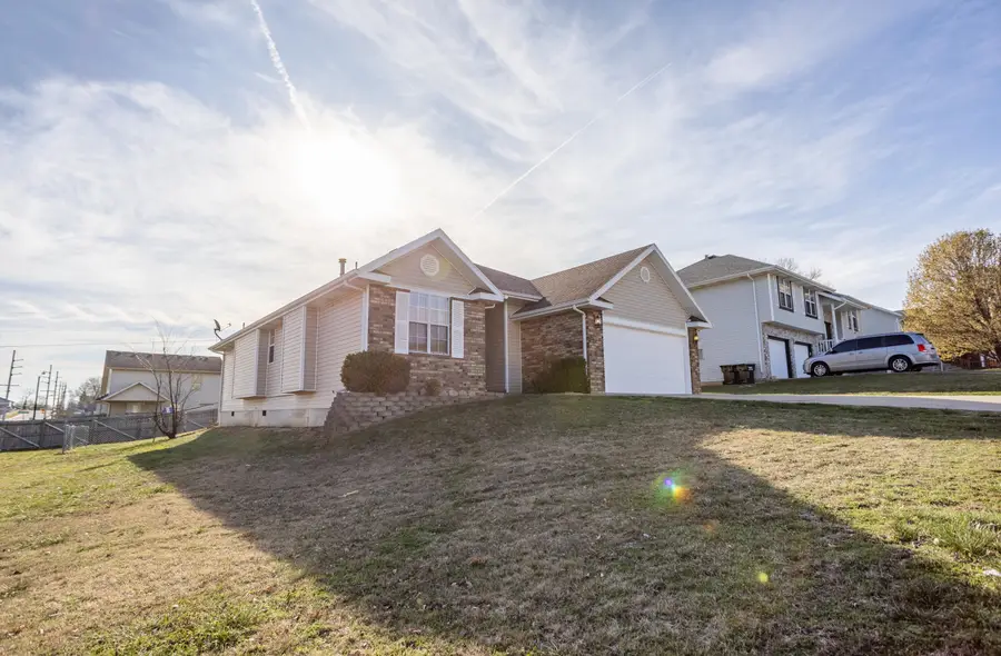 580 N Lynette Avenue, Republic, MO 65738 - #2