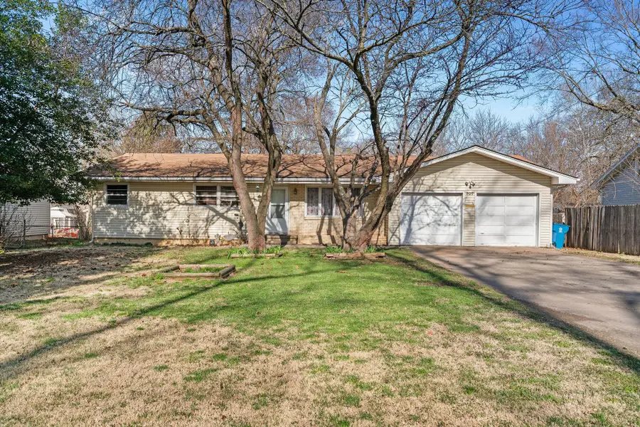 707 N Lone Pine Avenue, Springfield, MO 65802 - #2