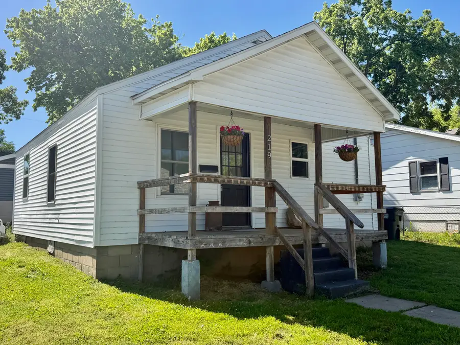 219 S Lillian Avenue, Bolivar, MO 65613 - #3