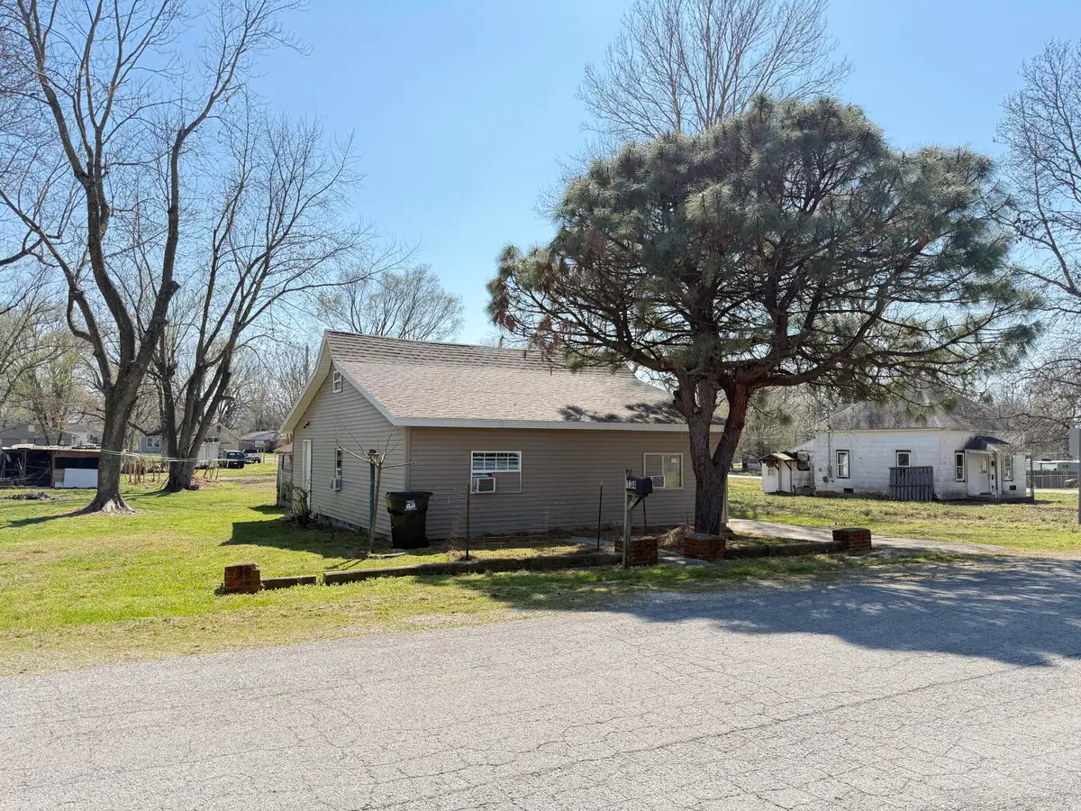 134 W Lee Street, Aurora, MO 65605 - #1