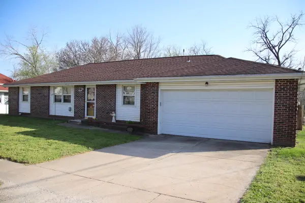 207 E Meadow Avenue, Crane, MO 65633