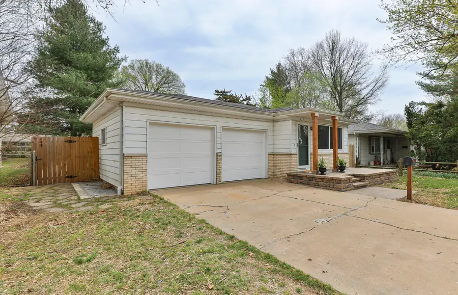 634 N Lone Pine Avenue, Springfield, MO 65802 - #2