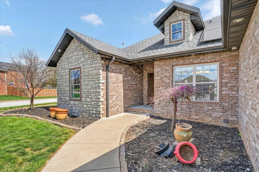 634 N Rockingham Avenue, Nixa, MO 65714 - #2