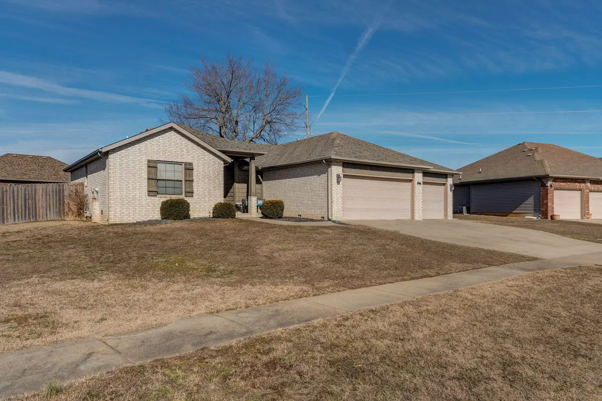 5677 E Pearson Parkway, Strafford, MO 65757 - #1