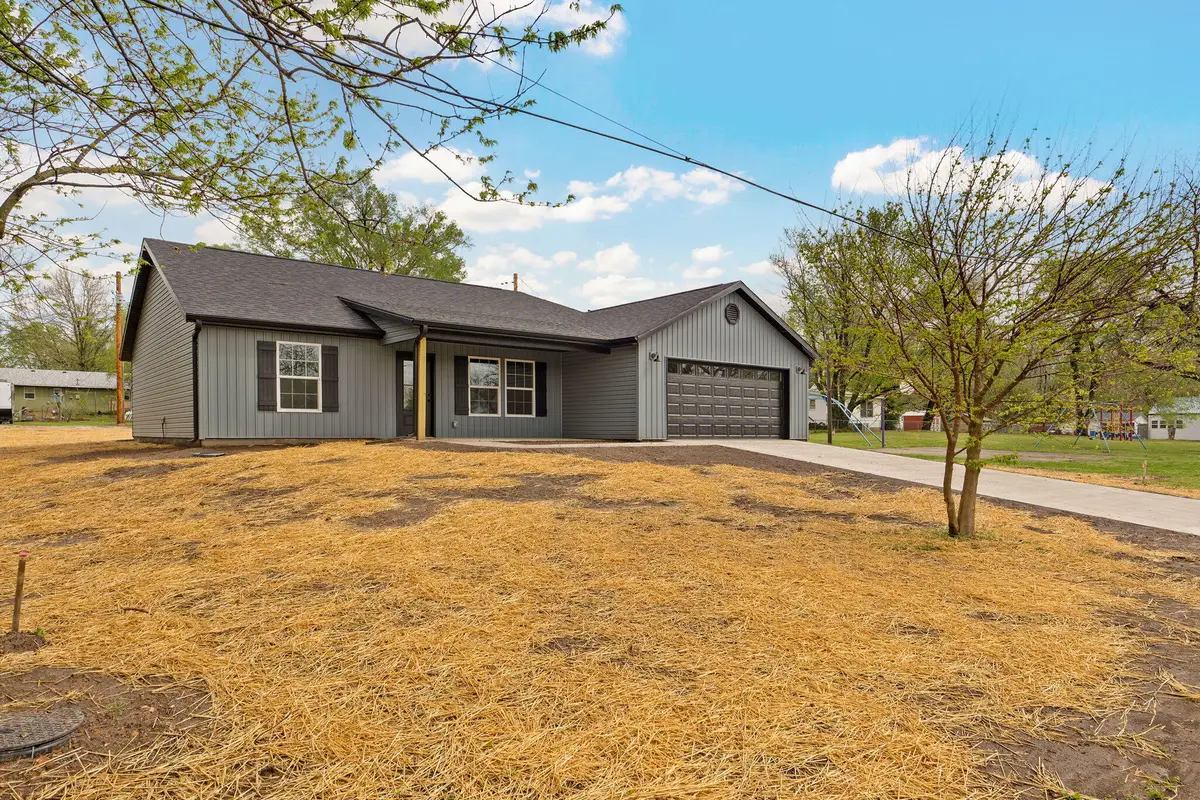 215 W Cofield Street, Aurora, MO 65605 - #1