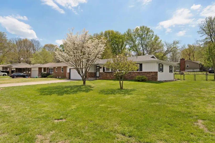 906 E Caravan Street, Springfield, MO 65803 - #3