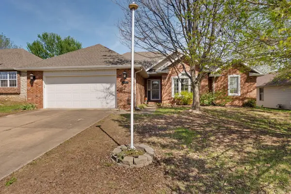 442 S Yellowwood Drive, Springfield, MO 65809
