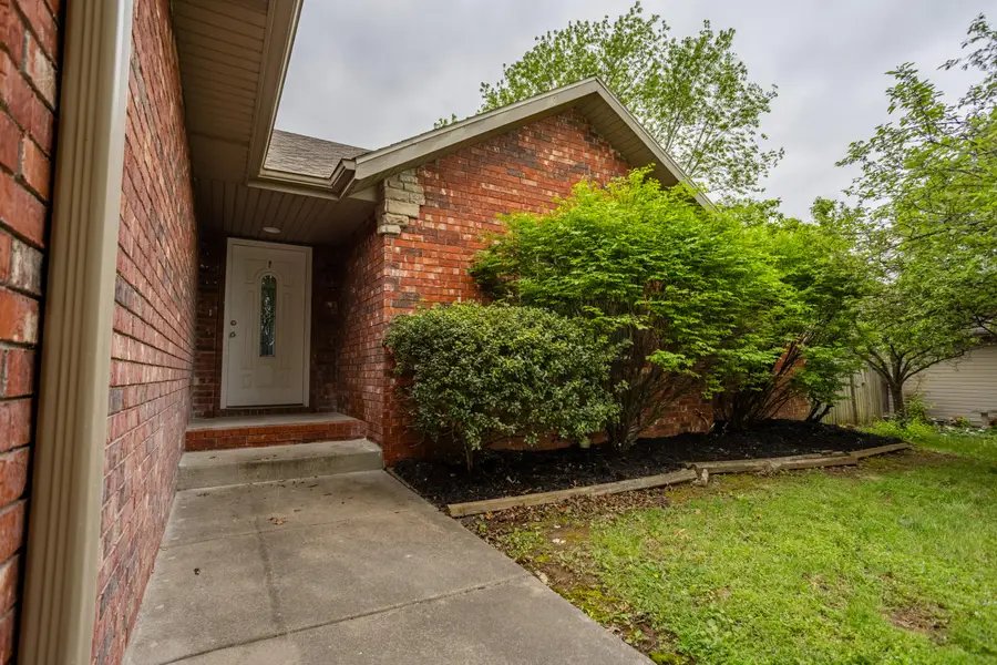 587 S Canterbury Lane, Nixa, MO 65714 - #3