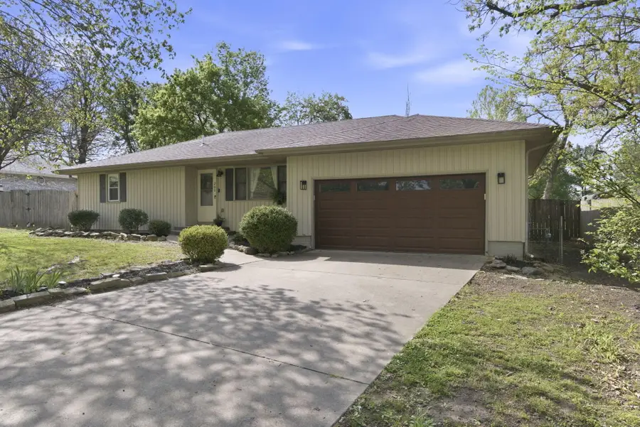 208 W Maple Street, Nixa, MO 65714 - #3