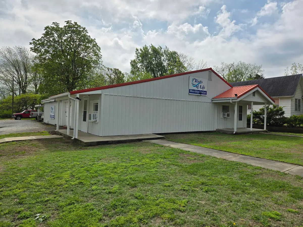 802 S Oak Avenue, Aurora, MO 65605 - #1