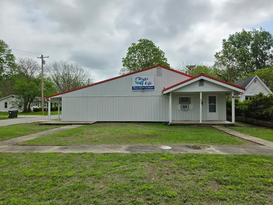 802 S Oak Avenue, Aurora, MO 65605 - #2