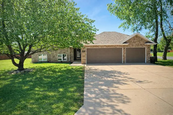 2401 S April Avenue, Springfield, MO 65807