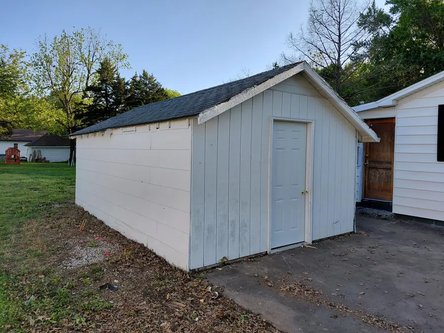 329 E Thurman Avenue, Mount Vernon, MO 65712 - #2