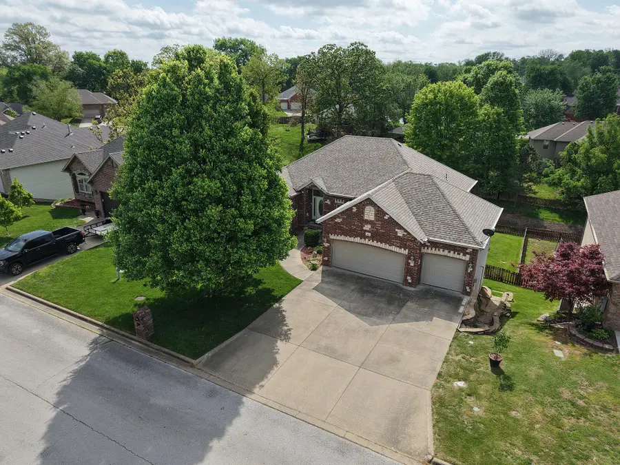 912 E Welch Street, Nixa, MO 65714 - #2