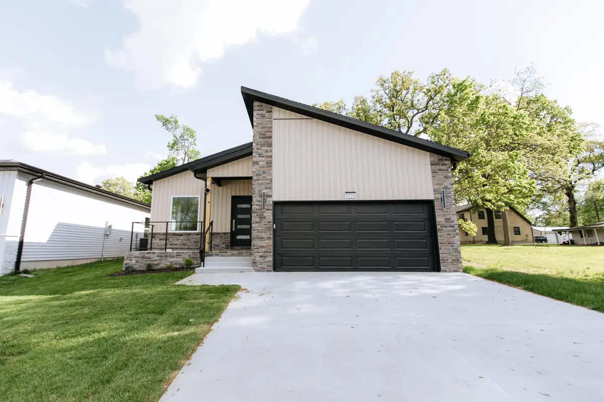 1232 E Paragon Avenue, Springfield, MO 65803 - #1