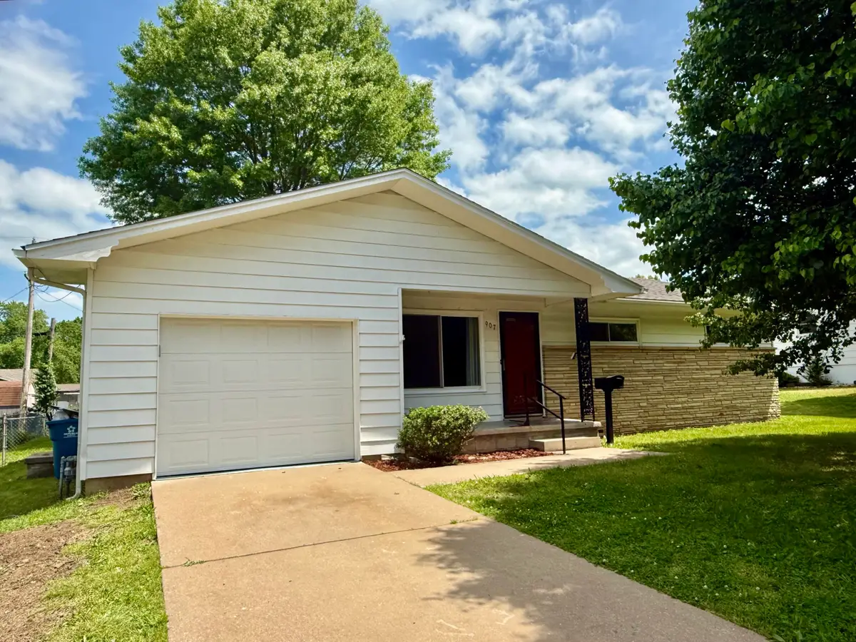 907 Southeast Boulevard, Neosho, MO 64850 - #1