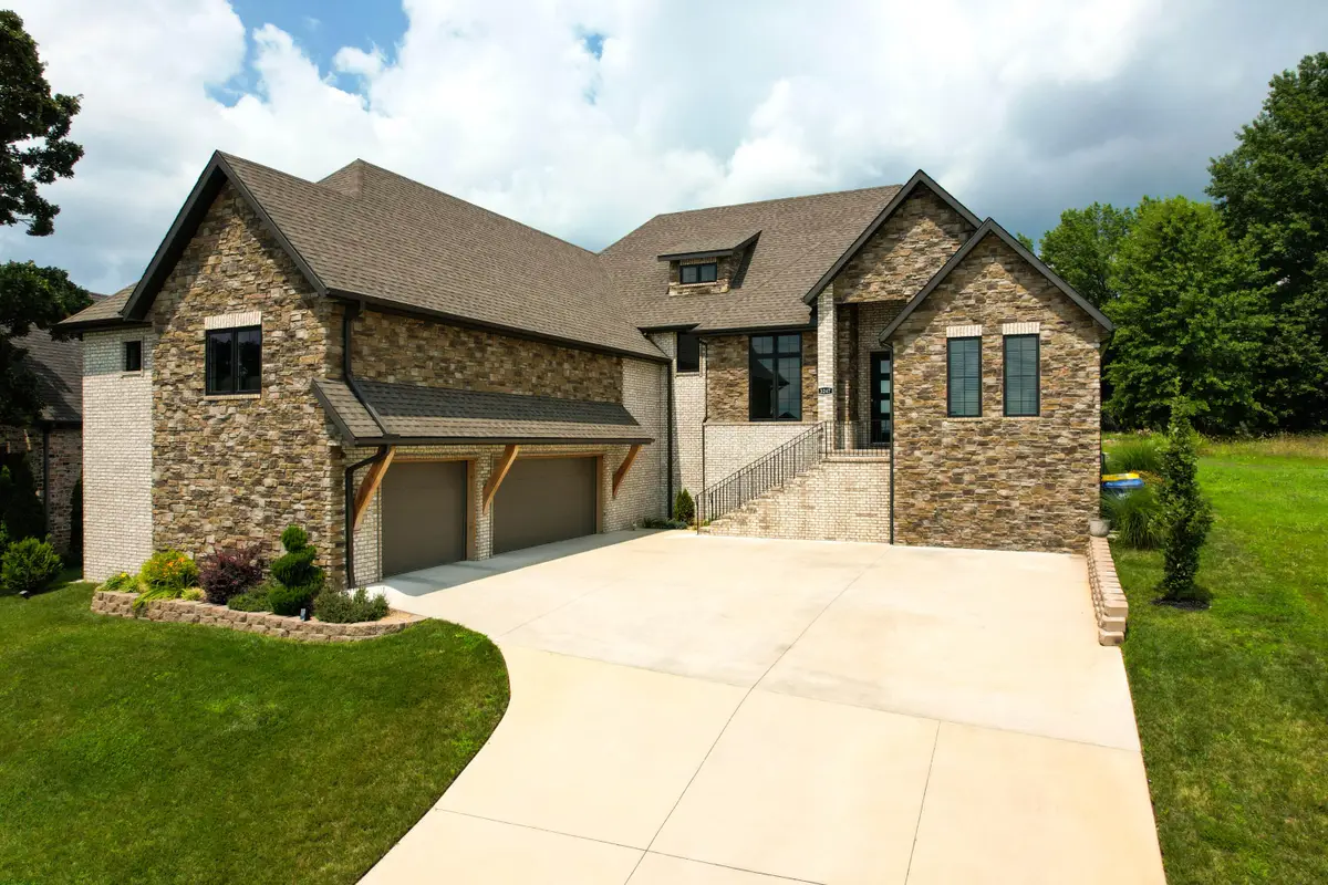 3247 W Bluffview Street, Springfield, MO 65810 - #1