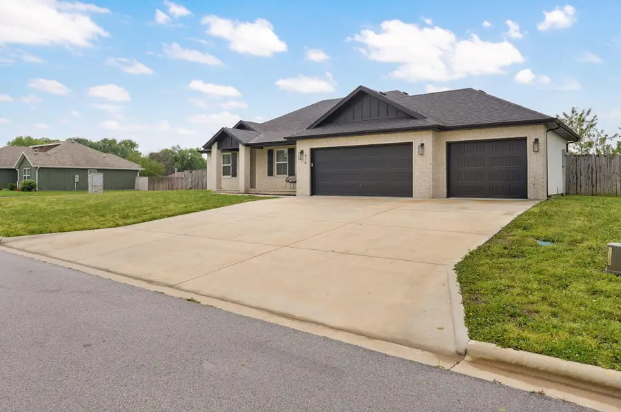 916 W Charlotte Court, Republic, MO 65738 - #3