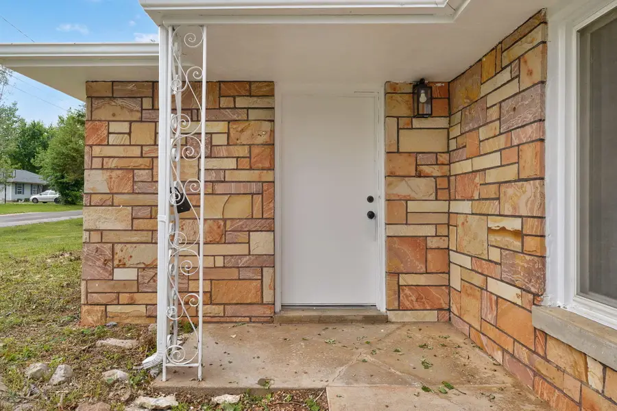 1014 N Dickerson Avenue, Springfield, MO 65803 - #3