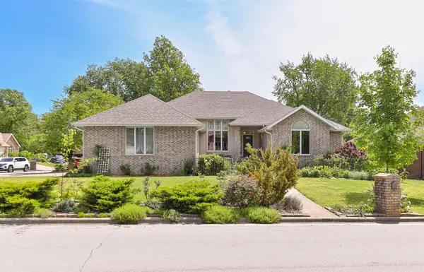3226 S Arcadia Avenue, Springfield, MO 65804