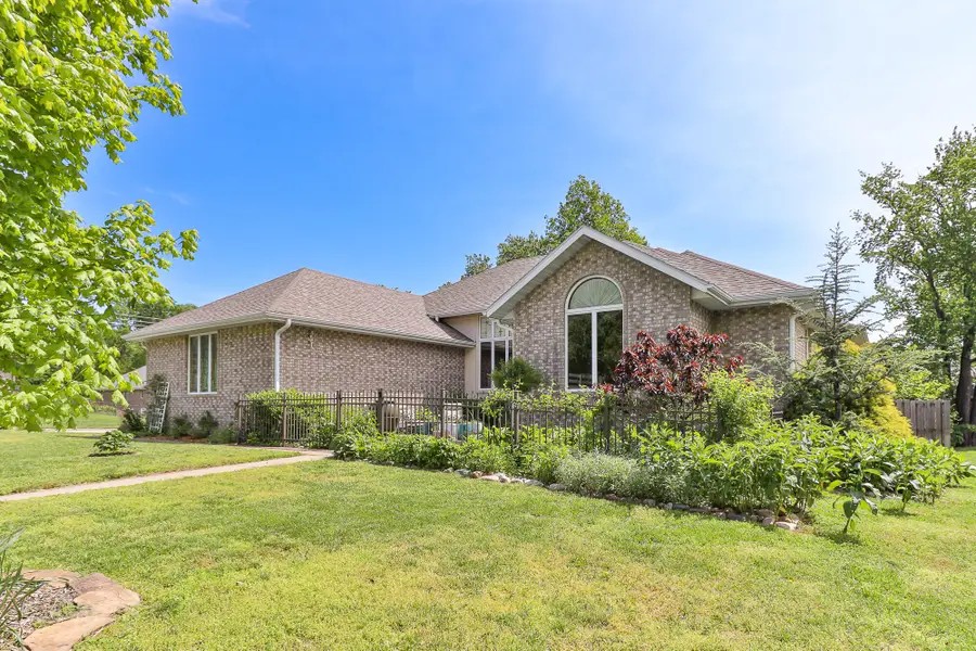 3226 S Arcadia Avenue, Springfield, MO 65804 - #2