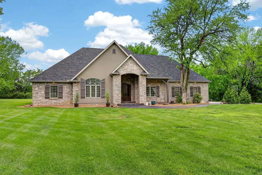 2335 S Ressie Drive, Carthage, MO 64836 - #2