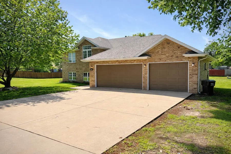 2401 S April Avenue, Springfield, MO 65807 - #2