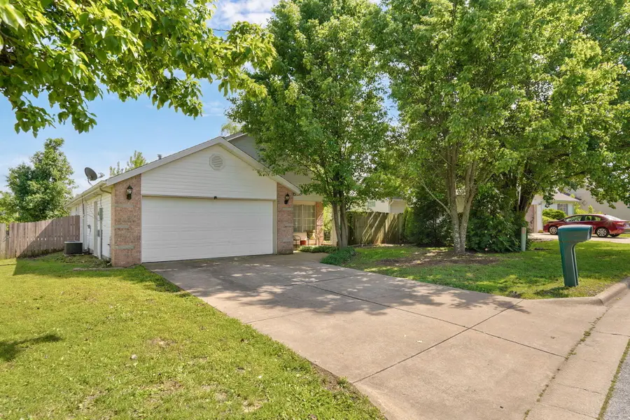 806 E Southridge Street, Nixa, MO 65714 - #2