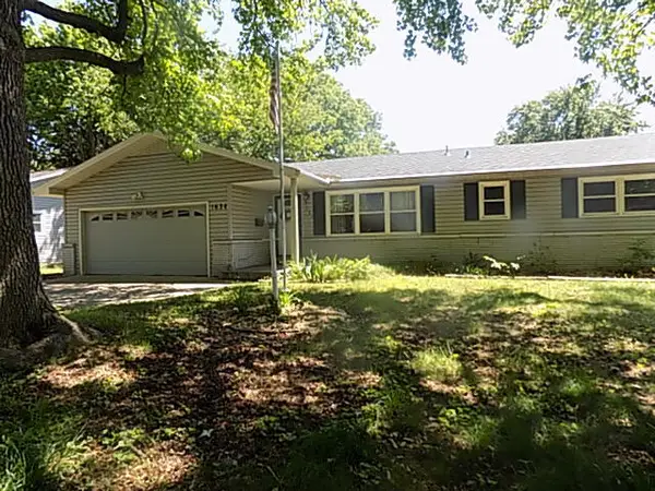 1634 S St Charles Avenue, Springfield, MO 65804