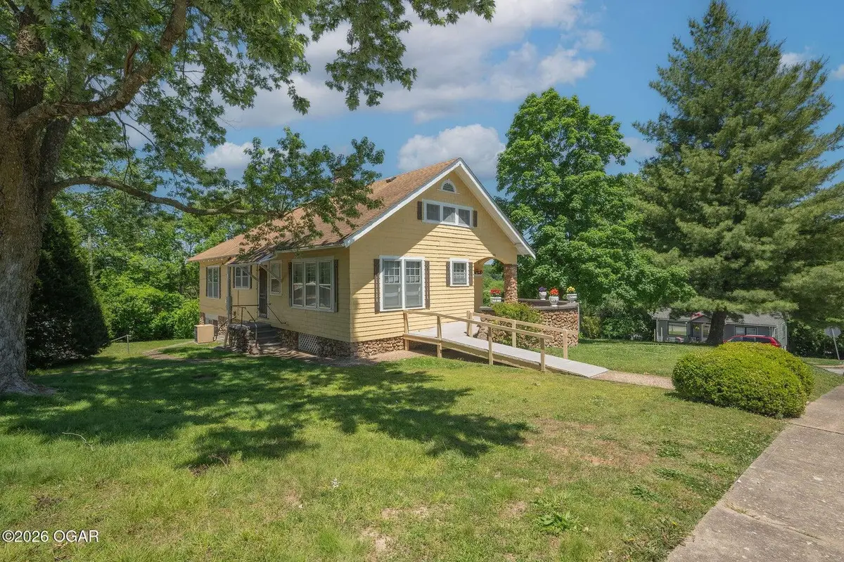 220 E Mckinney Street, Neosho, MO 64850 - #1