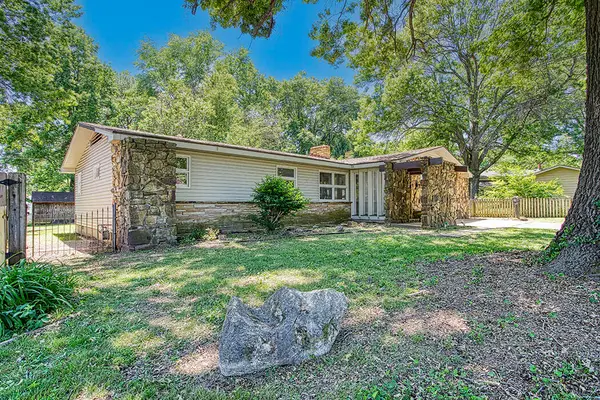 2126 E Crestview Street, Springfield, MO 65804