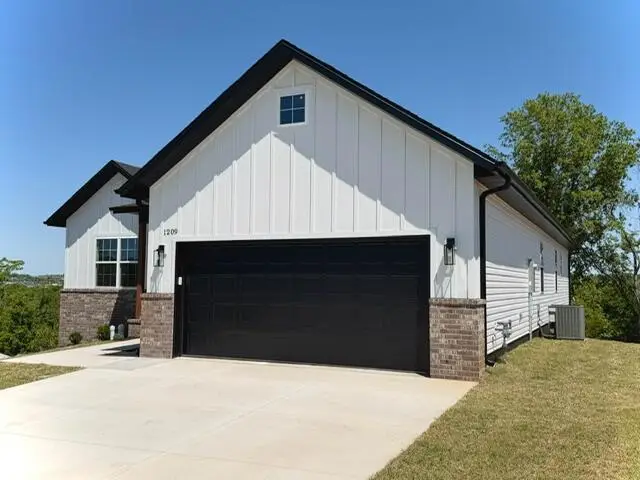 1209 W Pebblebrooke Drive, Ozark, MO 65721 - #3