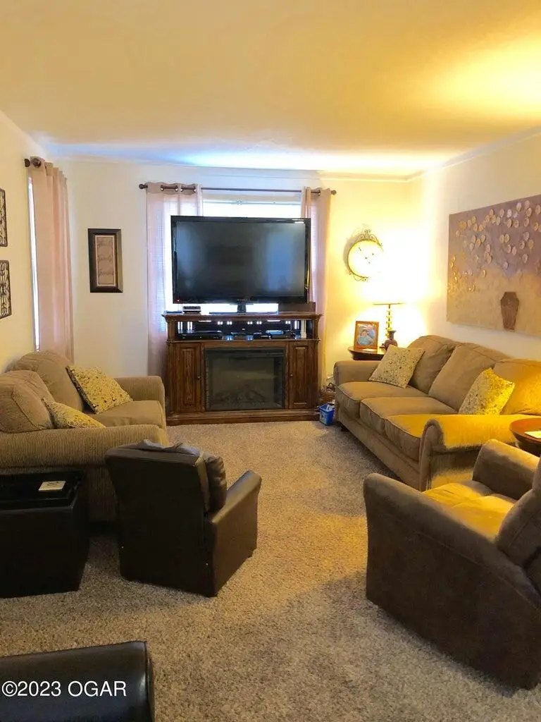 225 N Jackson Avenue, Joplin, MO 64801 - #2