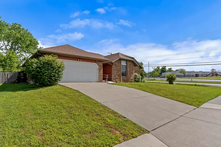 2211 W Deerfield Street, Springfield, MO 65807 - #2