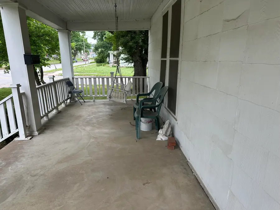402 E Hickory Street, Neosho, MO 64850 - #2