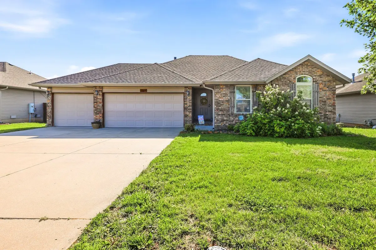 1102 S Hazelnut Avenue, Springfield, MO 65802 - #1